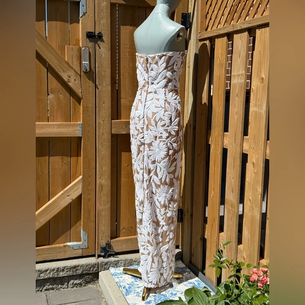 🆕 BRONX & BANCO 🧿 NWOT Dahlia Gown, White Sequin Floral Gown - Sz L US 8